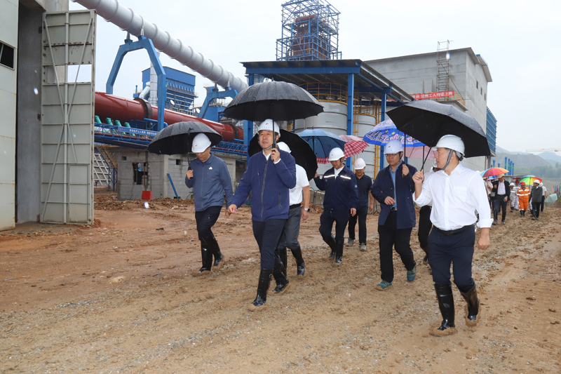 1在赤峰退城入园项目察看熟料线建设情况